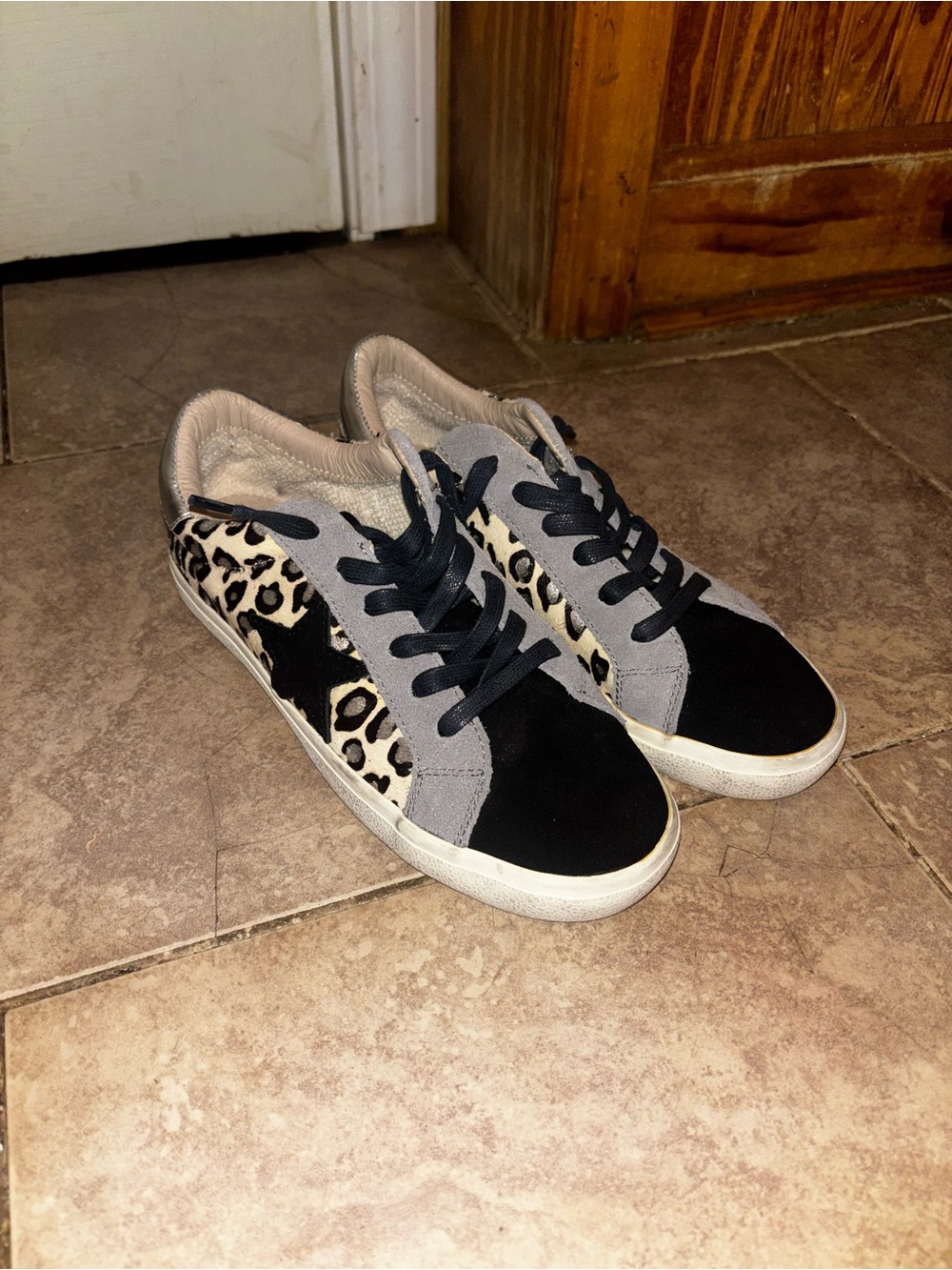 Leopard Accent Low-Top Sneakers - Black & Gray
